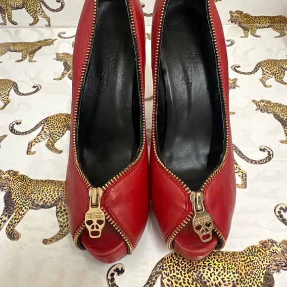 NWOT Authentic Alexander McQueen 31/2 inch red zip heels- size 39 - Picture 1 of 7